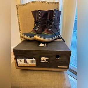 Sorel winter boots size 7.5 comes with box and shoelaces.